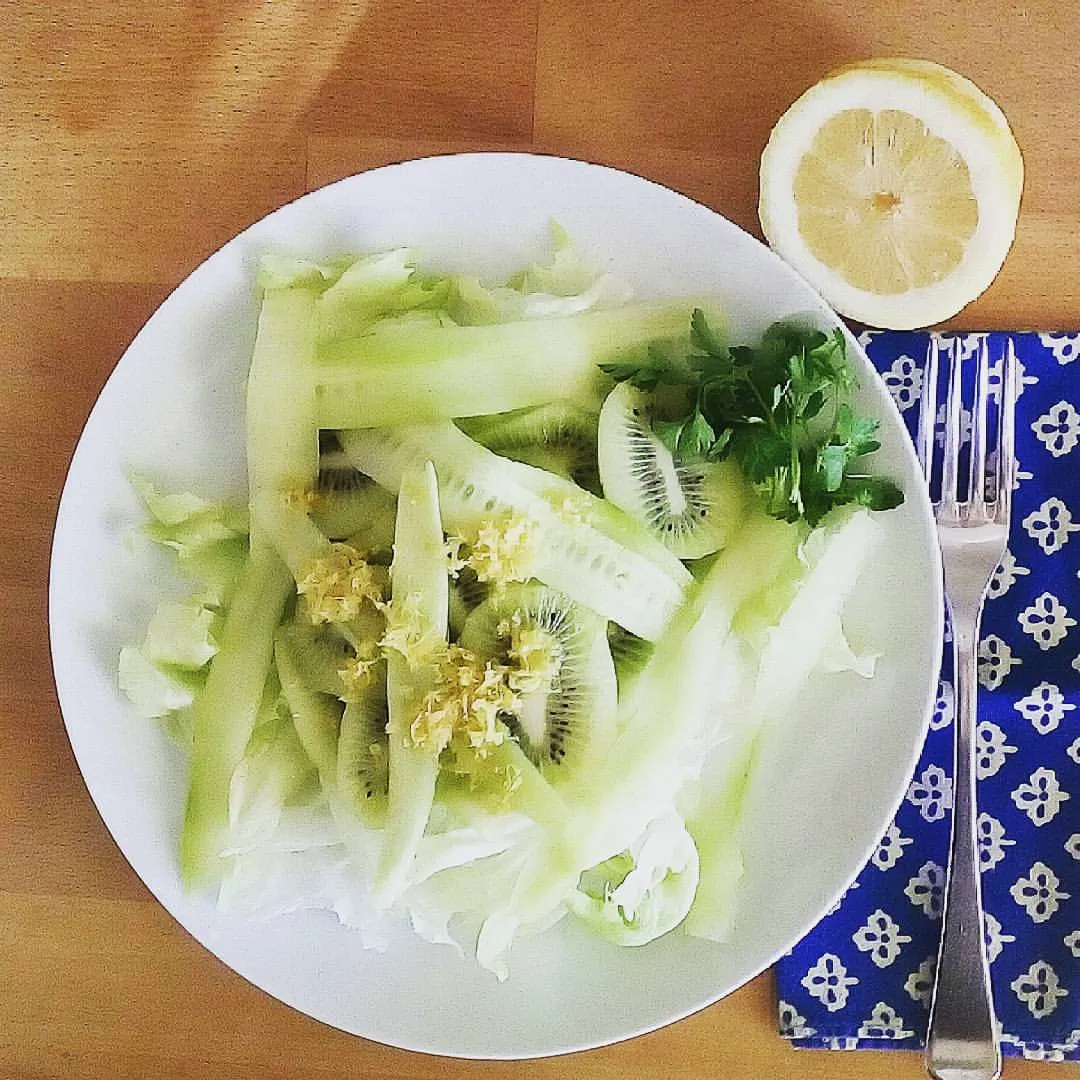 La ricetta dell'insalata detox di kiwi Solarelli e cetrioli realizzata da Cose Buone
