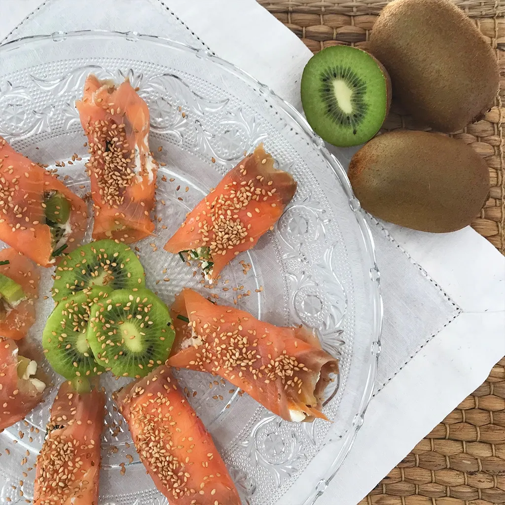 La ricetta degli involtini di salmone con kiwi e noci realizzata da Cose Buone